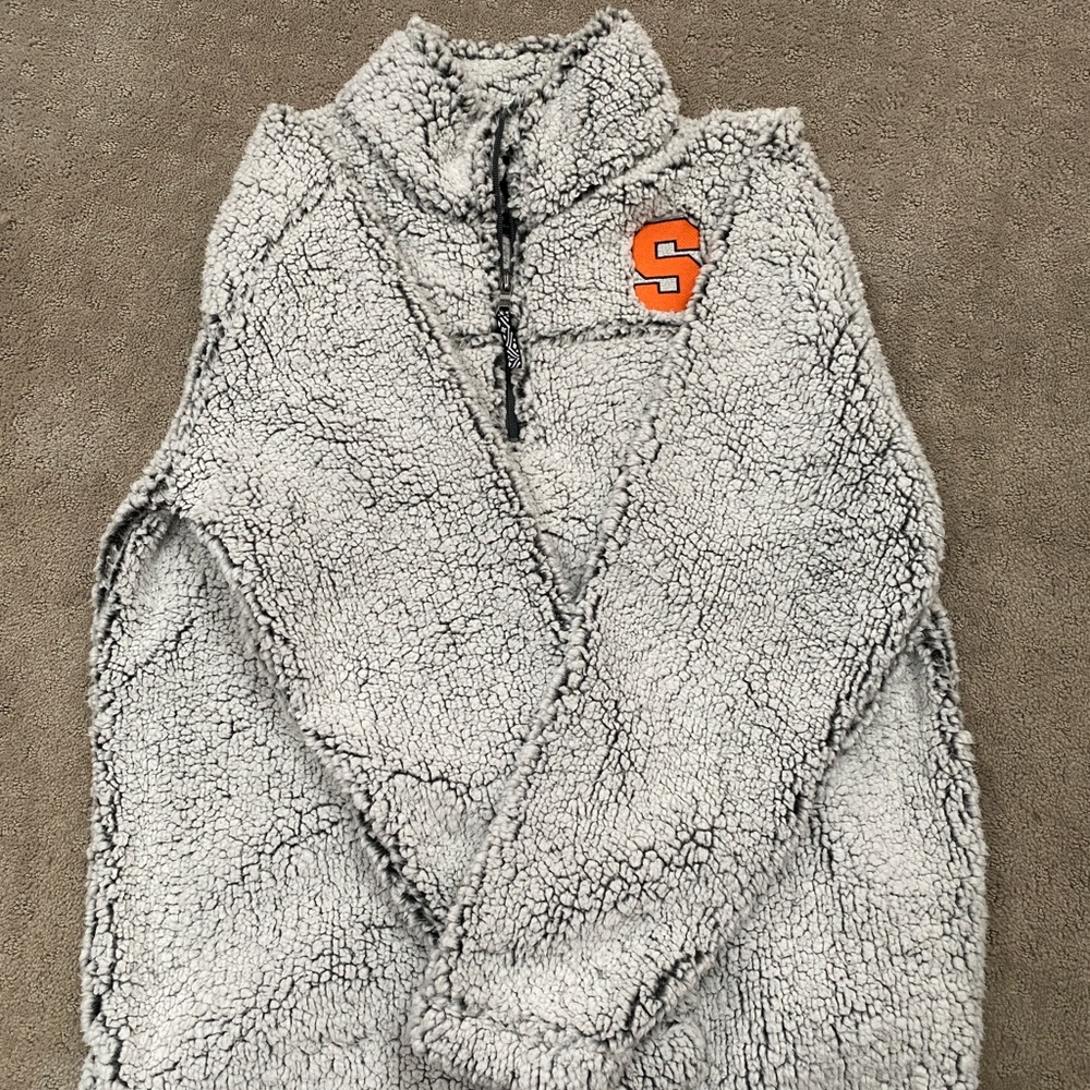 Syracuse Women's pullover is super warm and fluffy. Size XL 3/4 Zipper.